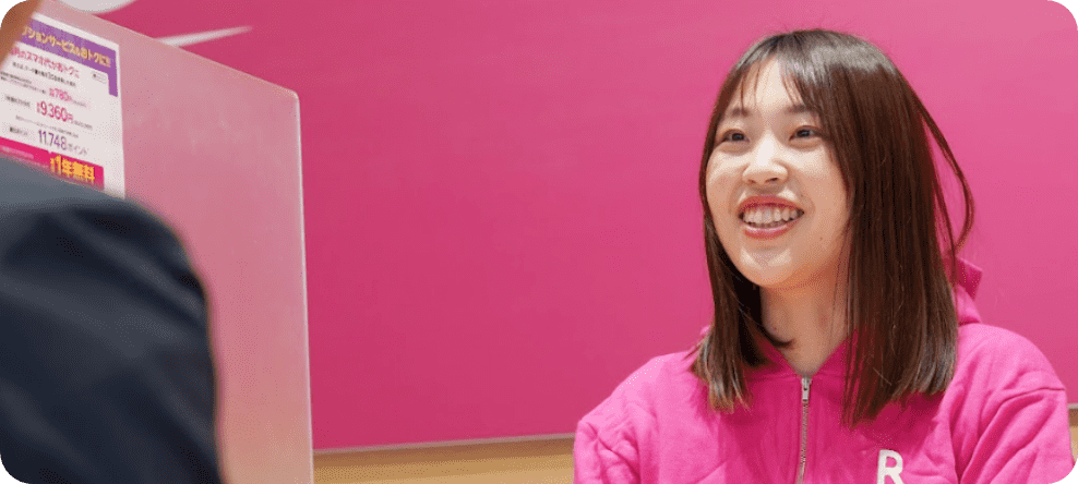 笑顔でお客様と会話をする女性従業員