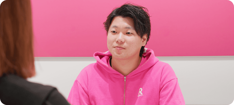 正面を向く男性従業員