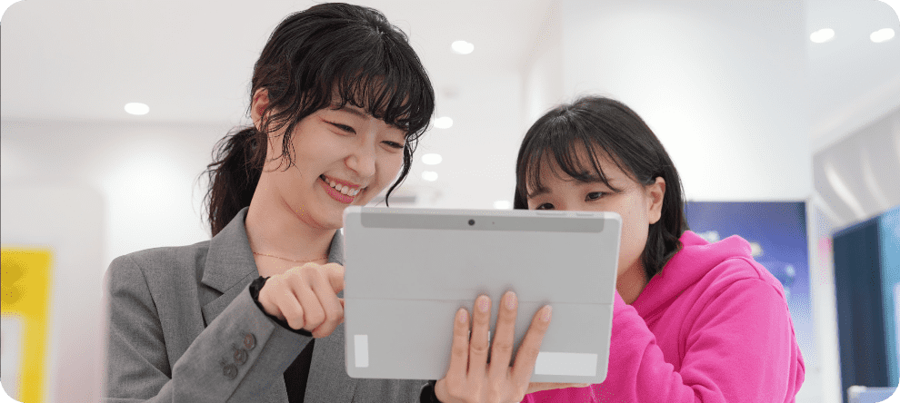タブレットを見る女性従業員2人