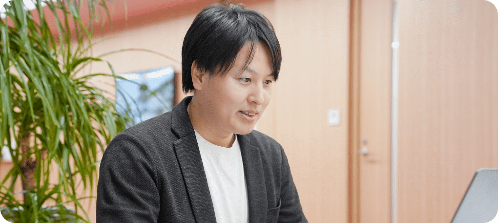 パソコンを見る男性従業員
