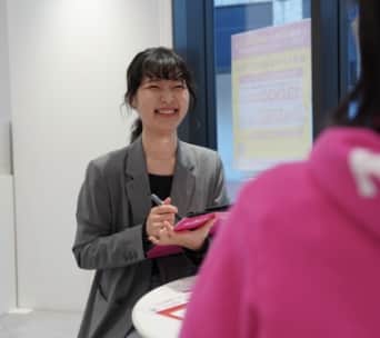 笑顔で会話をする女性従業員