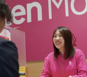 お客様と話す女性従業員