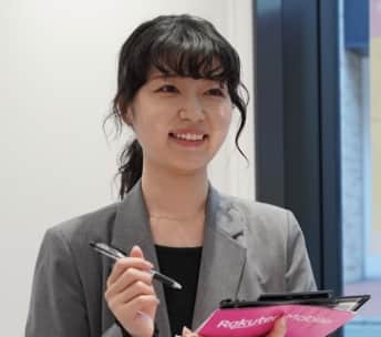 ヒアリングをする女性従業員
