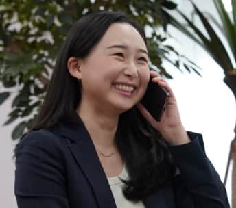 笑顔で電話をする女性従業員