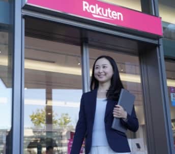 店舗の前で歩く女性従業員