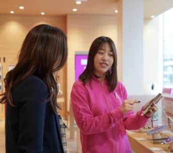 立ってお客様と会話をする女性従業員